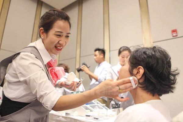Amorepacific employees giving makeup to female cancer patients in Hanoi, Vietnam / Amorepacific Vietnam