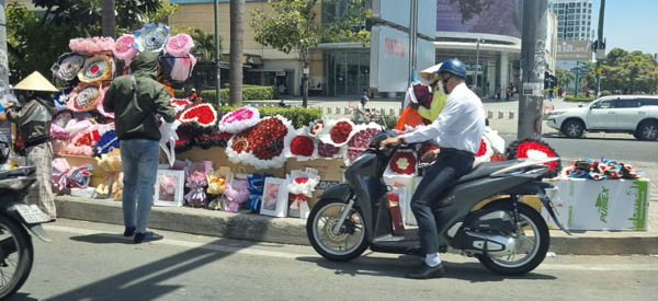 Nam giới Việt Nam mua hoa trước M Plaza, Quận 1, Thành phố Hồ Chí Minh / Cung cấp bởi Yu Young-guk